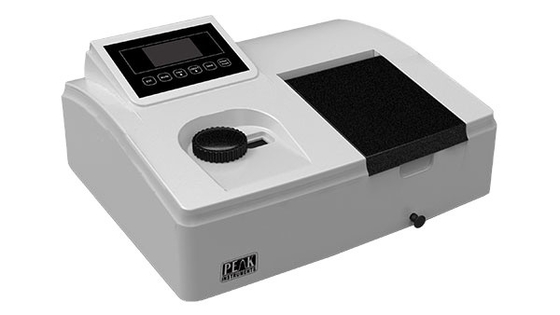 Precieze transmissiemetingen met een UV-zichtbare spectrophotometer van hoge precisie