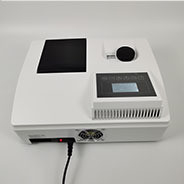 Precieze transmissiemetingen met een UV-zichtbare spectrophotometer van hoge precisie